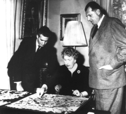 La Reina Victoria Eugenia de España junto a su hijo, Juan de Borbón y su nieto Juan Carlos, en su residencia de “Villa Fontaine”